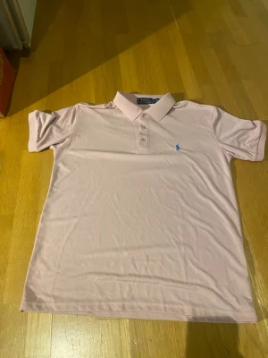 Ralph lauren polo - Säljer nu denna Ralph lauren polon pågrund av att den inte kommer till användning längre den är i storlek S. Tveka inte på att höra av dig vid några som helst funderingar 