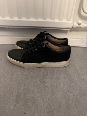 Lanvin skor - Storlek 41 allt og följer med. Väldigt bra skick bara lätt smutsiga