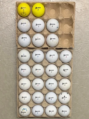 Srixon Golfbollar - 28 stycken vita och gul srixon golfbollar vissa med reklam text/färgmarkeringar, se bild. Golfbollar: 9 AD333, 7 SoftFeel, 6 Distance, 4 Z-Star, 1 Q-StarTour och 1 MarathonSoft. 