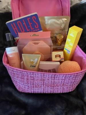 Gift bag -  guld / orange  - Obs! Väskan är INTE inkluderad 🫶 vad man får med i denna gift bag : serum från paw paw, bath sponge, face mist vitamin C från pure & care, shimmering body spray, hand mask, icos - lip balm , self tan lotion, body brush, false nails & en bok
