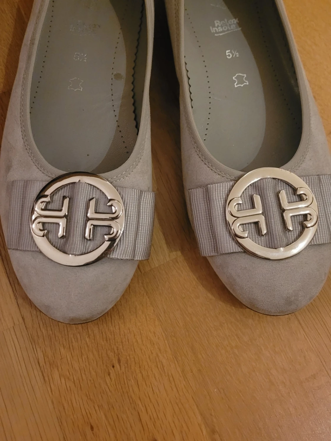 Grå ballerinaskor med metallogo - 1