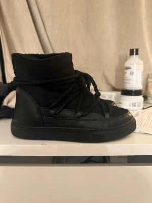 Svarta inuikkiis  - Svarta inuikkis i storlek 38! Jättebra skick och inte använda mycket 💓💓