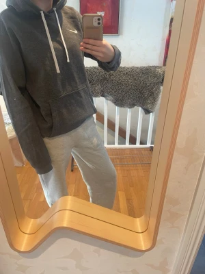 Mörkgrå Nike hoodie med huva - Säljer en mörkgrå hoodie från Nike med vit logga på bröstet. Super Fint skick! 