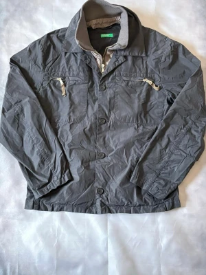 Svart Benetton field jacket - Svart Benetton field jacket | Storlek - M | Skick - 8/10 | Inga defekter | Hör av er vid frågor eller funderingar 🙌