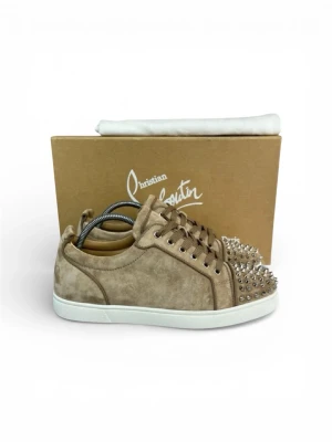 Christian Louboutin | 42 - Beigea loubs i mocka - Väldigt sällsynt & eftertraktad färg - Skick 9,8/10 nypris +9000kr - Size 42 - Äkthetscertifikat, Box & Dustbags medföljer - Hör av dig vid eventuella funderingar!