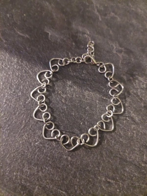 Handgjort armband i ståltråd  - Armband helt handgjort i ståltråd förutom låset Ca. 15-18 cm långt  Kan ändra storleken om man önskar en annan storlek! Gjord av Dalkullans Teskedsringar 