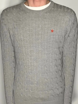 Kabelstickad Morris tröja - Säljer en ritkigt snygg och Kabelstickad Morris tröja i 100% merinoull och i fint skick, storlek L, vid frågor är det bara att skriva //Gramenti