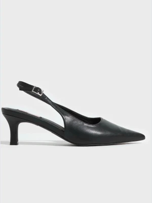 Svarta pumps med spetsig tå och rem - Snygga svarta pumps med spetsig tå och smal klack. Skorna har en elegant rem runt hälen med spänne och är tillverkade i ett slätt material som ger en stilren look. Perfekta för dig som gillar klassisk och trendig stil.