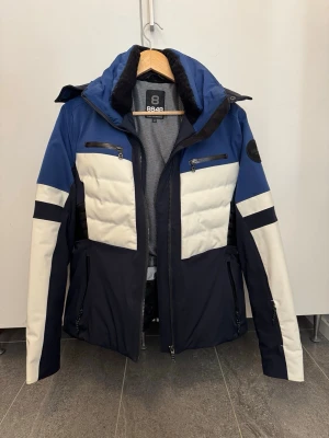 Skidjacka Altitude 8848 - Mycket fint skick. Använd endast 2-3 gånger. Skidjacka dam storlek 40. 