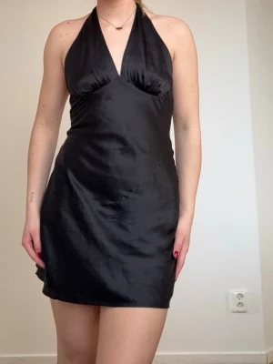 Halterneck satin klänning - Fin klänning i skönt material