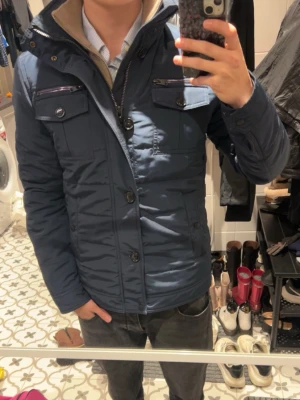 J. Lindeberg field jacka - J. Lindeberg field jacka. Model: Bailey Poly. Färg: Mörkblå/Navy. Storlek: S. Skick: 9,5/10, använd några gånger och har inga märken av användning. Nypris: 4000kr. 