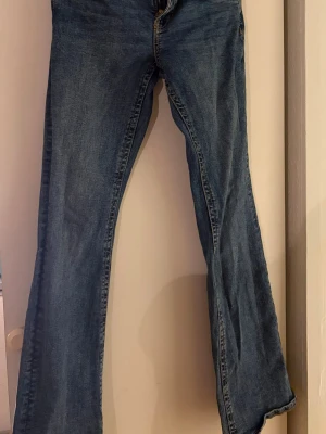 Gina tricot jeans  - Gina tricot jeans i jätte bra skick, i storlek 36, bootcut och lågmidjade 