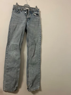 Ljusblå raka jeans från Zara  - Säljer ett par ljusblå jeans från Zara med rak passform och medelhög midja . Jeansen har klassisk femficksdesign. 