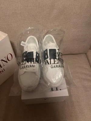 Valentino Opens - Säljer ett par fina sneakers från valentino. Aldrig använda och är i toppkvalitet. Priset kan ändras vid snabb affär. hittar inte sån pris nån annanstans.