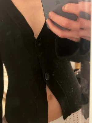 Svart snygg kofta!  - Säljer en svart, figurnära kofta! Sänker pris vid snabb affär!! ❤️❤️ använd tre gånger ish! 