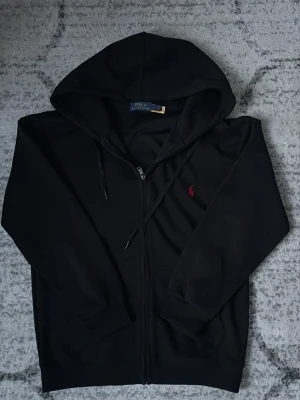 Ralph lauren  - Säljer en svart Ralph lauren zip i storlek L (passar M) tröjan är i gott skick inte använts för mycket med tagits hand om. Kom gärna med frågor!