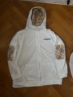 fleece Burberry - Aldrig använd! Passar bäst M/L