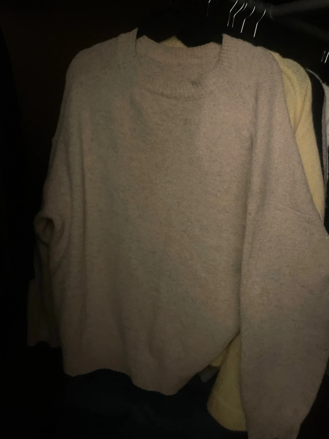 Beige stickad tröja med rund hals