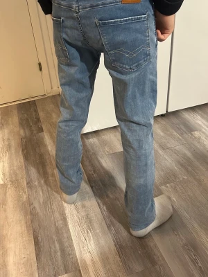 Replay Anbass Jeans - W29/L34 - Mycket bra skick - Hyperflex - | Replay Anbass | Ljusblåa | Mycket bra skick | 399kr | Hyperflex | W29/L34 | Slim Fit |  Väldigt snygga klassiska Replay brallor som är i mycket fint skick. Eftersom att byxorna är Hyperflex gör det att byxorna sitter väldigt bekvämt på benen.🙌  Innelängd: 87cm Midja: 37cm  Kontakta vid minsta fråga eller fundering🤩