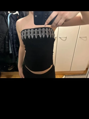 Svart tubtopp med glittriga detaljer - Original price 50€. Used 1 time