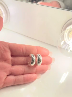 Chunky silverfärgade örhängen - Säljer ett par ”silvriga” örhängen då det inte kommer till användning längre💓
