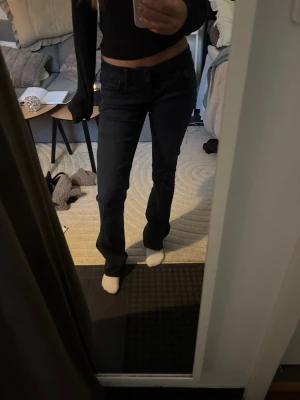 Mörkblå jeans - Säljer ett par mörkblå jeans med flare passform. Jeansen är från LTB och sitter skit snyggt med lååg midja❤️Sitter perfekt på mig som är 158cm lång!