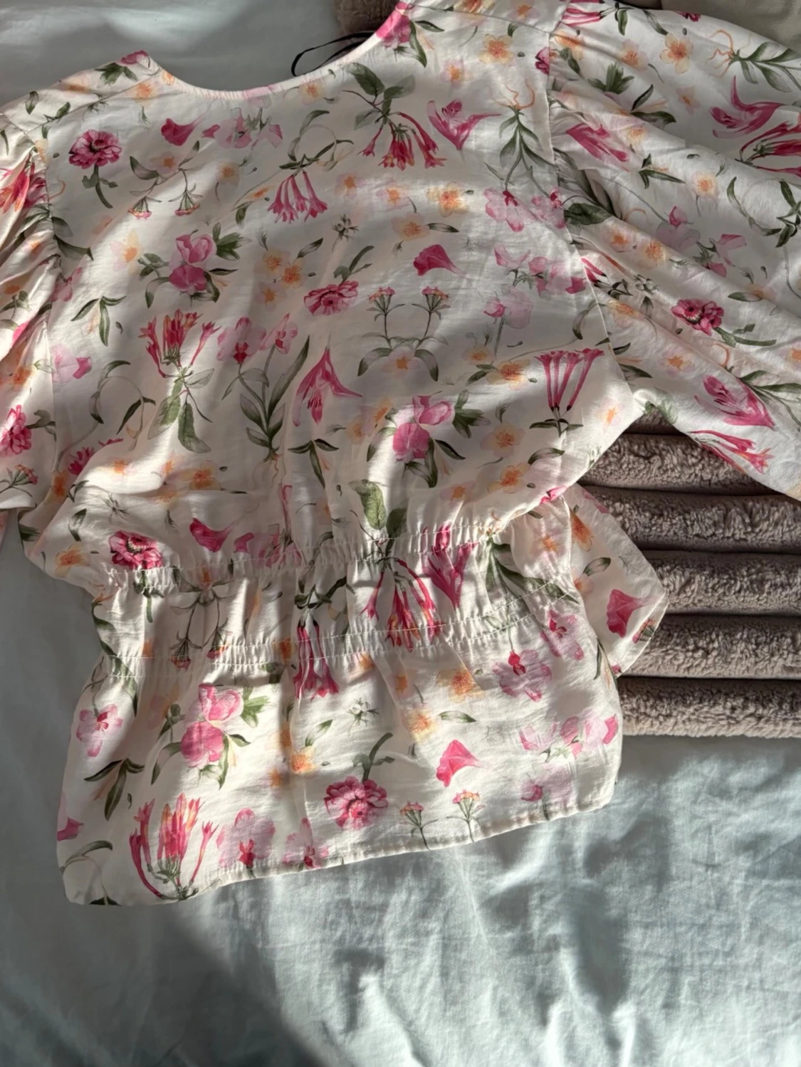 Blommig blus med puffärmar - 2