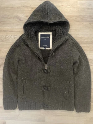 Fodrad stickad cardigan - Otroligt snygg grå pälsfodrad stickad cardigan. Passar perfekt till det kalla vädret. Priset kan såklart diskuteras!