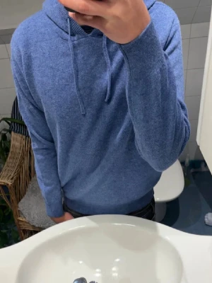 Bengtson’s 100% Merinoull Hoodie - Bengtson’s Merino | Helt Ny | Nordic Blue | 100% Merinoull | Storlek S | Modellen är 180 |