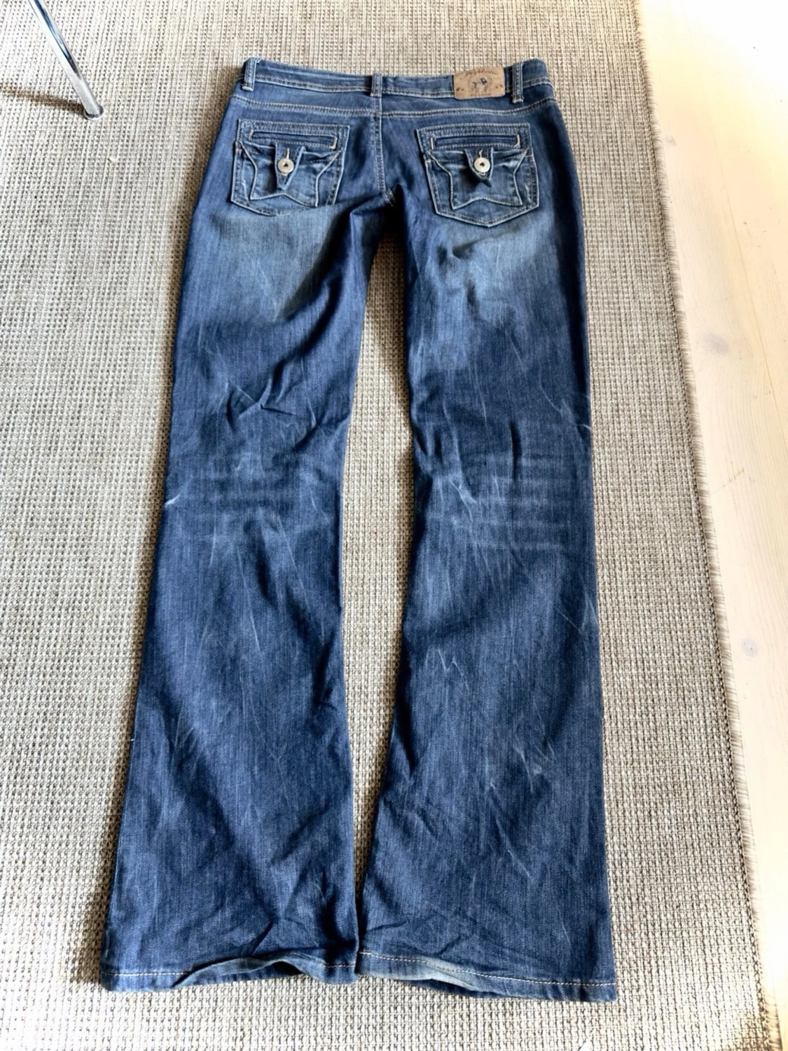Blå bootcut jeans med fickdetaljer - 1