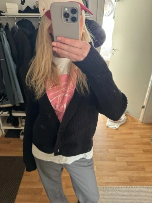 Ribbad kofta Carin Wester  - Säljer en svart ribbad kofta med stora knappar framtill. Långa ärmar - från Carin Wester 