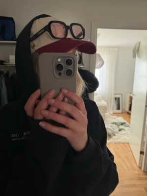 Svarta solglasögon från A.Kjaerbede - Coola svarta och rosa solglasögon från Axel Arigato med rektangulär form. 