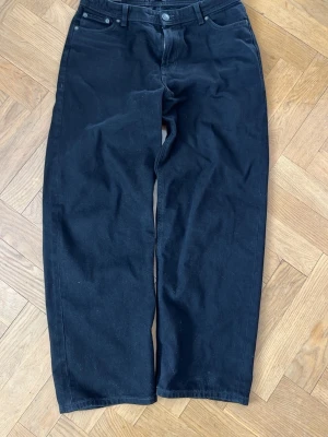 Svarta baggy jeans från Jack and Jones - Svarta baggy jeans från Jack and Jones. Använda 2 gånger så är i princip nya. Nypris 499