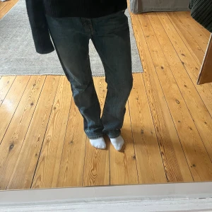 Coola jeans med två färger  - Jättesnygga jeans med två olika jeanstyg fram och bak. Står storlek 28 på lappen, jag brukar ha storlek s. Lite slitna längst ned då de varit för långa. 