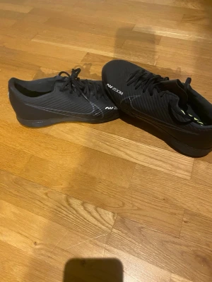 Nike innerskor - Säljer dessa Nike innerskor som endast är använda ett fåtal gånger det är i storlek 41. Hör av dig om du har frågor.