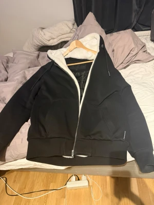 Moose knuckles bunny - Säljer en svart/vit bunny jacka från Moose Knuckles med dragkedja framtill och vit, mjuk på insidan av huvan och längs insida dragkedja. Jackan har quiltat foder, breda muddar och en klassisk huva. Perfekt för dig som vill ha en stilren och bekväm jacka! VARAN ÄR ÄKTA.