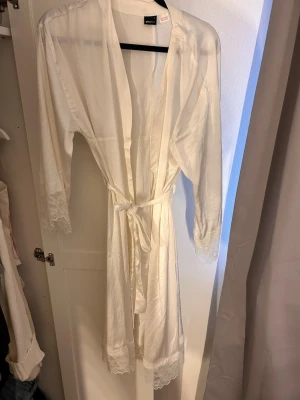 Satin morgonrock  - Vit satin morgonrock med spets, aldrig använd