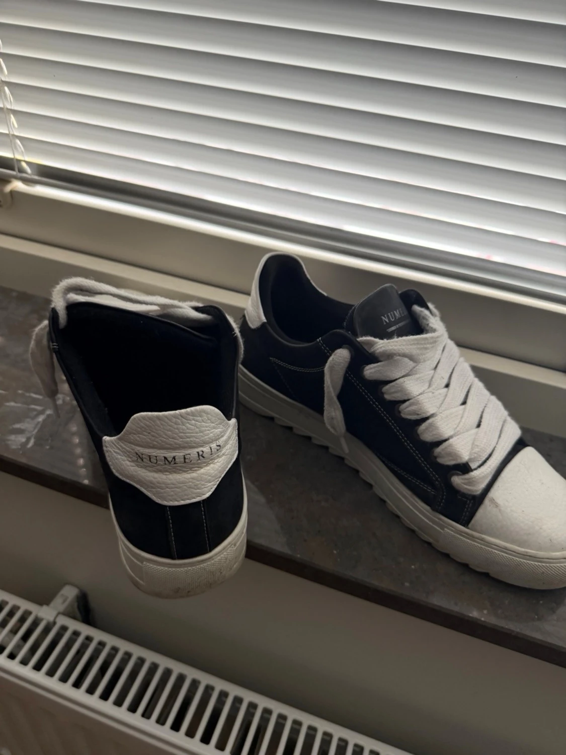 Svarta och vita sneakers från NUMERIC - 2