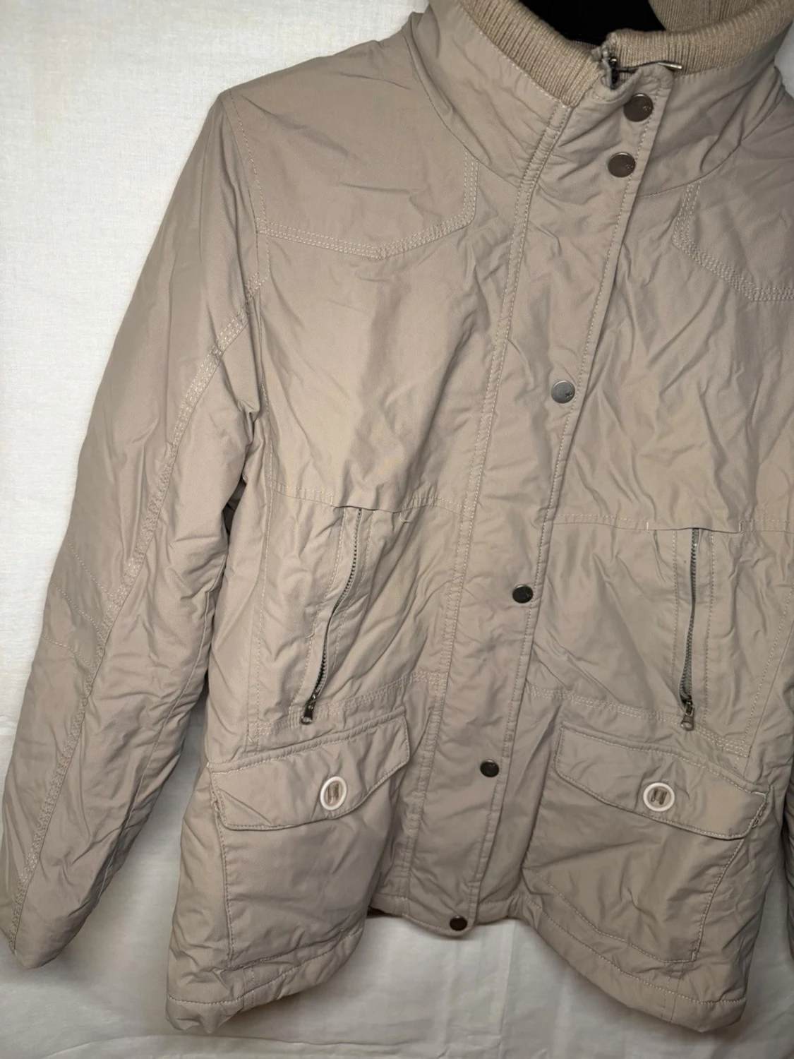 Beige vindjacka med hög krage - 1