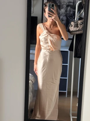 Balklänning  - Super fin one shoulder balklänning från Billy J. Oanvänd! 