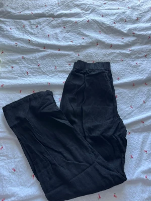 Svarta linnebyxor  - Säljer ett par svarta linnebyxor som blivit för små på mig. Bekväma att ha på sig🖤