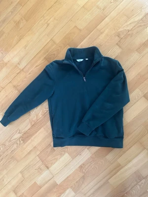 Next grön sweatshirt  - Grön sweatshirt med kedja från next, STORLEK M  har fickor, använd ett fåtal gånger, fraktar snabbt, nypris är 520-580 kr 