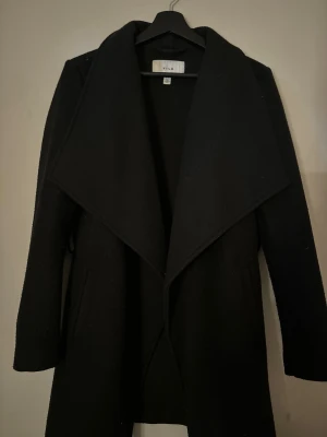 Svart kappa från Vila med bred krage - Svart kappa från vila! Bandet saknas men super fin ändå. 