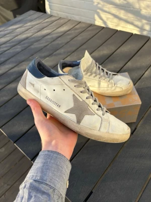 Golden goose - Tjena, säljer nu dessa feta golden goose i okej skick pga sulan. Box ingår ej men dustbag gör. Dessa går garanterat att använda och det at bara höra av er vid minsta fundering! 