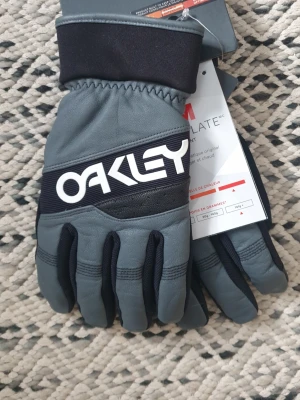 Oakley Factory Winter 2.0 handskar i läder - Slitstarka varma handskar från Oakley i läder. 3M thinsulate isolering. Stl L , motsvarar stl 8.
