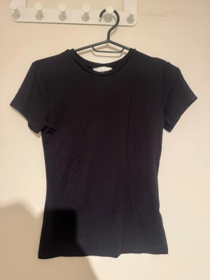 Tshirt  - Säljer en helt ny svart tshirt från hm. Den är aldrig använd och prislappen är kvar. Det är typ träningsmatrial. Men ja brukar styla sånna till vanliga kläder🤗