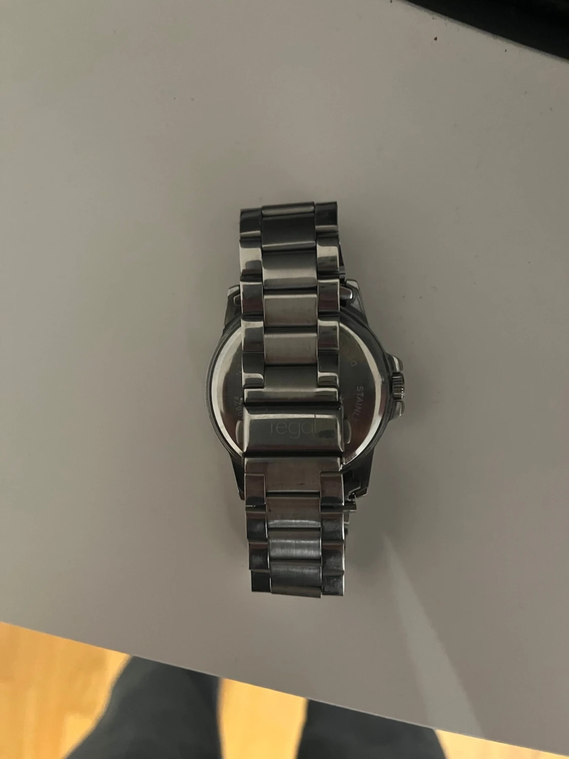 En snygg klocka med blått klock ur  - 1