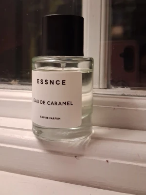ESSNCE Eau de caramel🤍 - Säljer denna vidare då jag inte riktigt trivs i den.