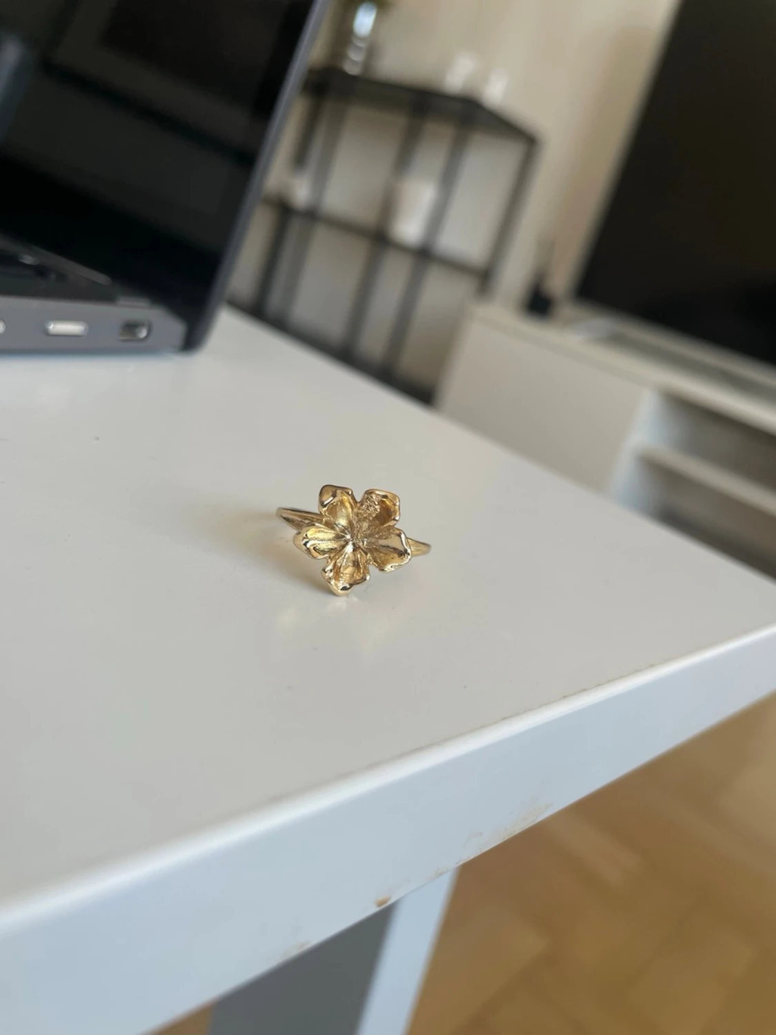 Guldfärgad ring med fyrklöver - 2
