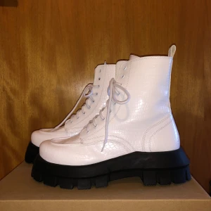 Vita kängor - boots - platå - Aldrig använda  Helt nya  Passar mig som brukar ha 39/25cm 
